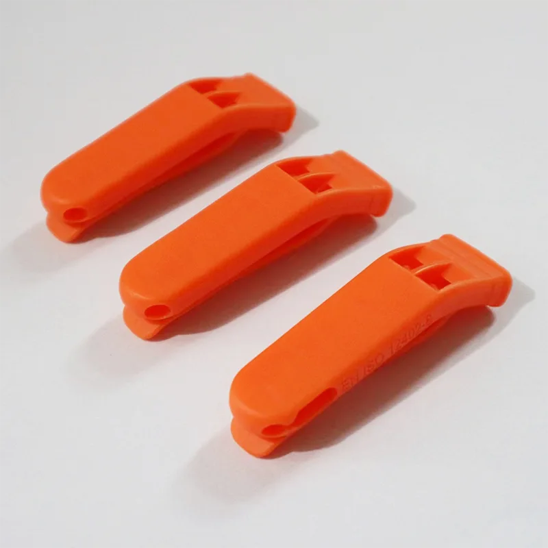 Waarvan word plastiekfluitjies gemaak?